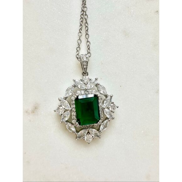 Emerald green sparkly elongated radiant cut cubic zirconia pendant necklace - Picture 1 of 2